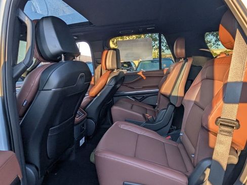 New 2026 Lincoln Navigator Reserve AWD/4WD image 12