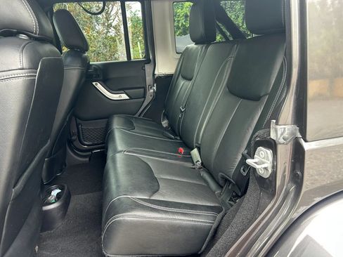 Used 2016 Jeep Wrangler Unlimited Rubicon AWD/4WD image 9
