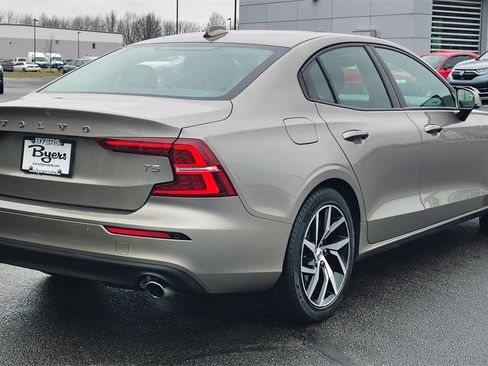 Used 2020 Volvo S60 T5 Momentum image 3