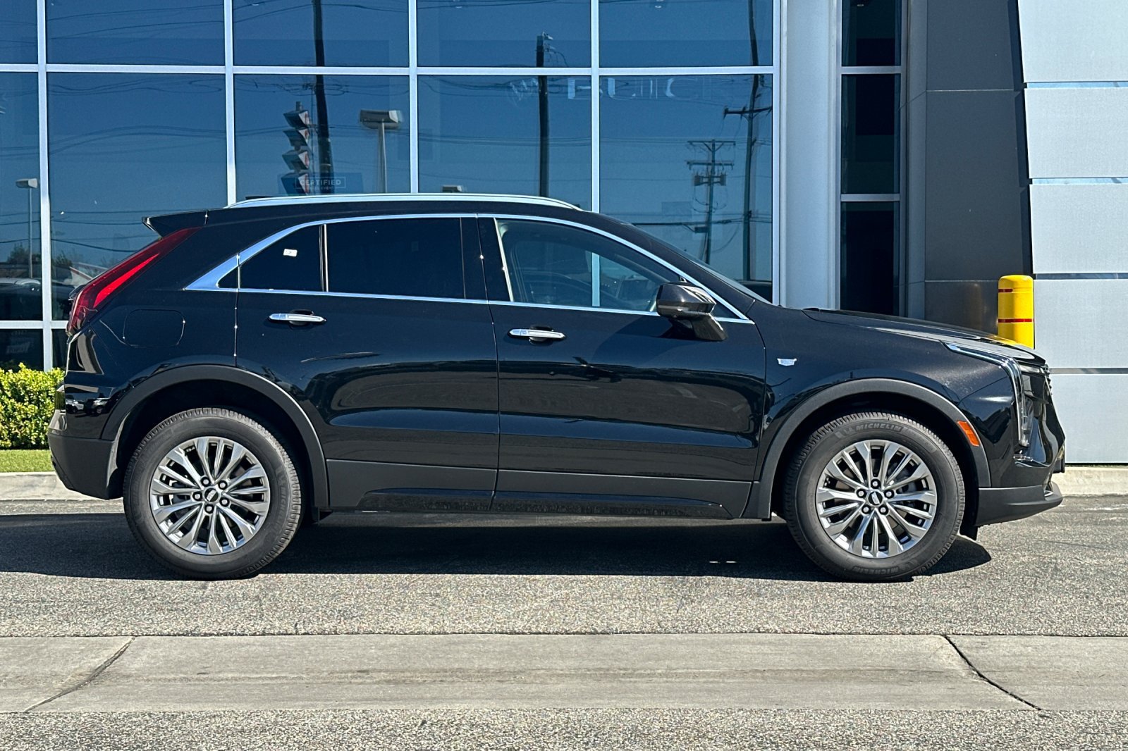 Used 2025 Cadillac XT4 Premium Luxury w/ Cold Weather Package AWD/4WD image 3
