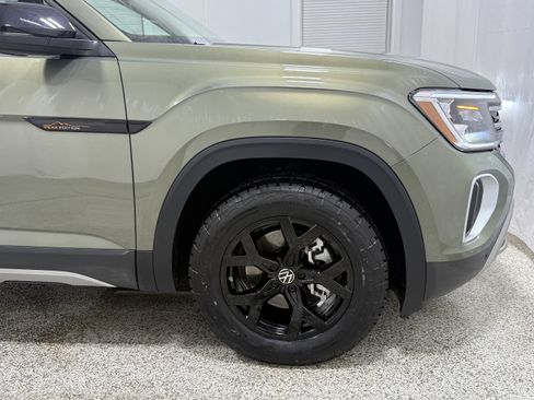 Used 2025 Volkswagen Atlas Peak Edition SE image 33