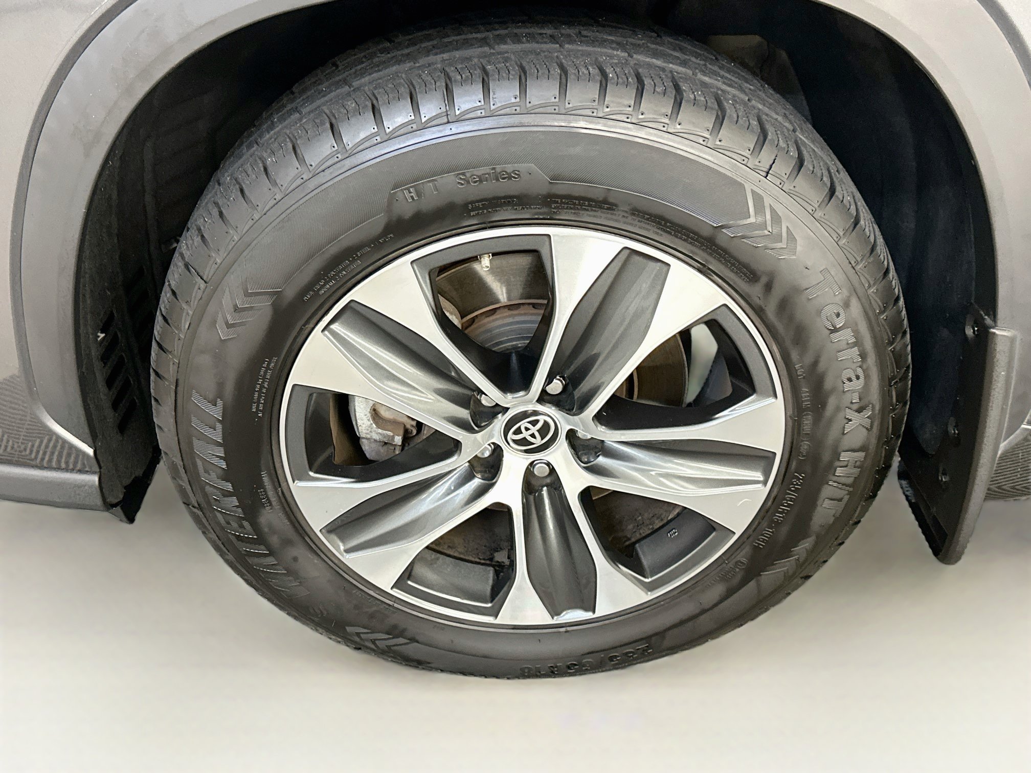 Used 2022 Toyota Highlander XLE AWD/4WD image 11