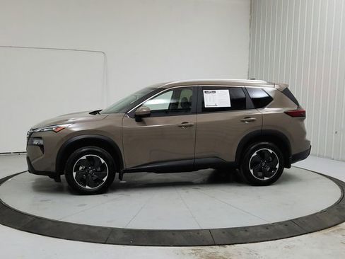 Used 2025 Nissan Rogue SV w/ SV Premium Package image 4