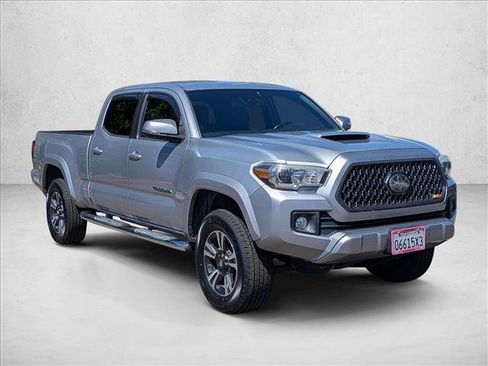 Used 2018 Toyota Tacoma TRD Sport RWD image 3