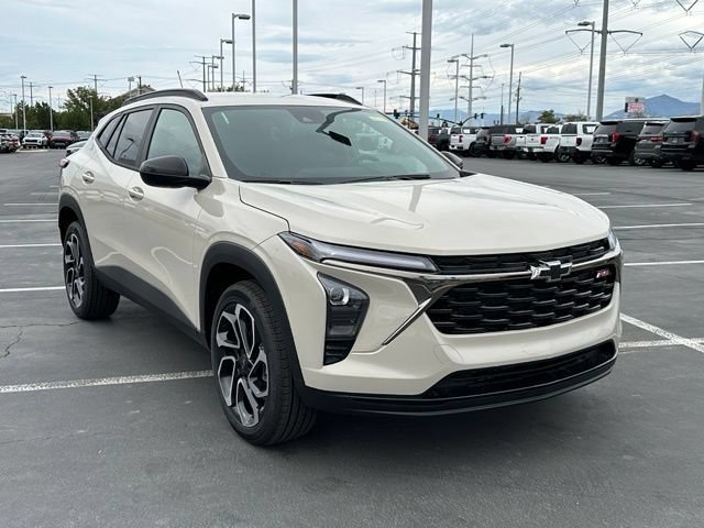 Used 2026 Chevrolet Trax RS FWD image 4