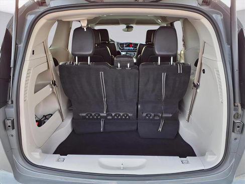 Used 2022 Chrysler Pacifica Touring-L image 15