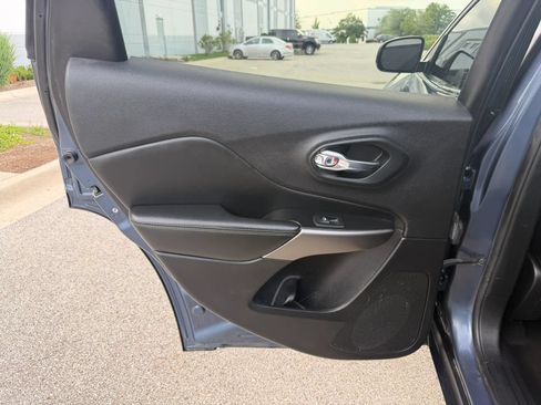 Used 2021 Jeep Cherokee Limited AWD/4WD image 18
