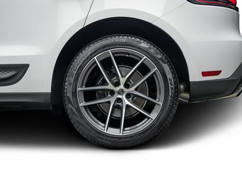 Used 2025 Porsche Macan AWD/4WD image 22
