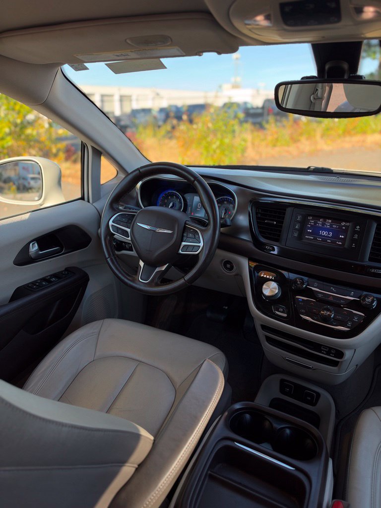 Used 2017 Chrysler Pacifica Touring-L FWD image 31