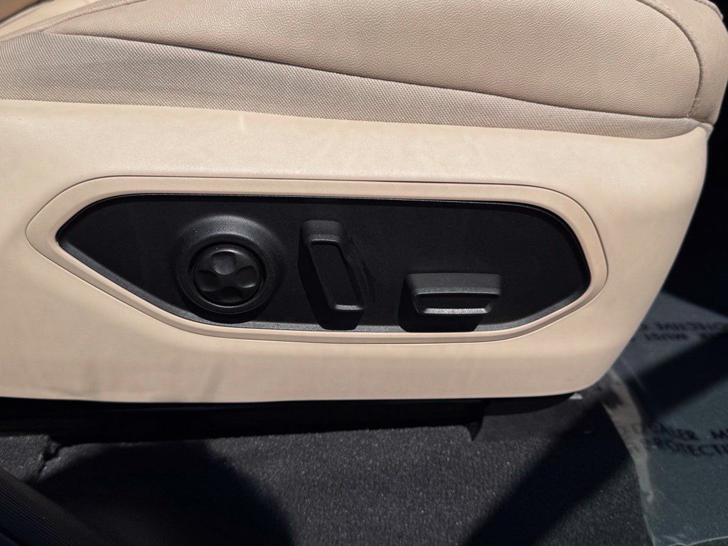 Used 2024 Jeep Grand Cherokee L Limited RWD image 27