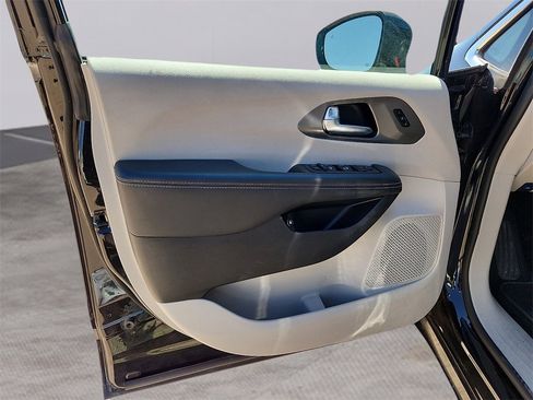 Used 2024 Chrysler Pacifica Select image 14