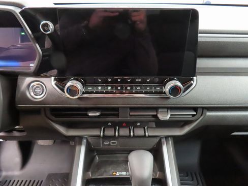 Used 2025 Chevrolet Colorado Trail Boss image 13