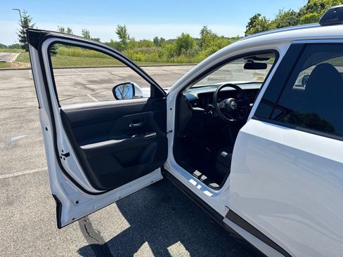 Certified 2025 Nissan Kicks SR FWD image 15