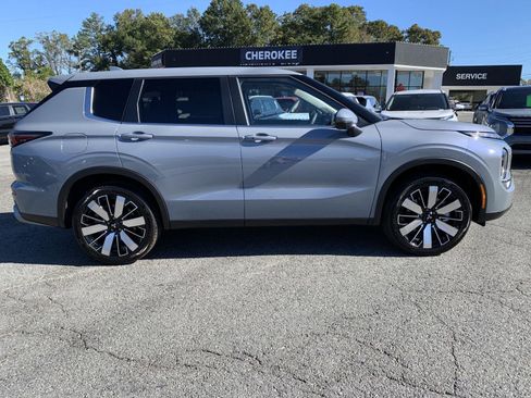 New 2025 Mitsubishi Outlander SE image 2