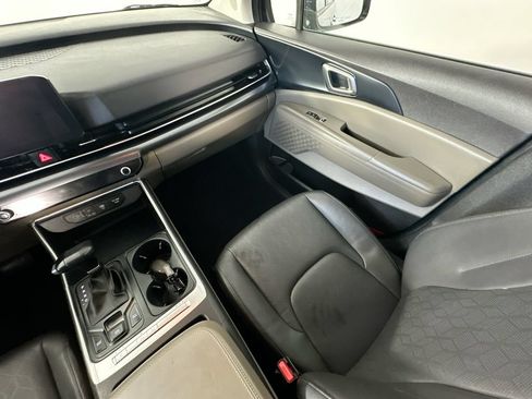 Used 2025 Kia Carnival FWD image 11
