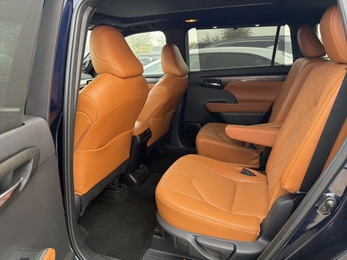 Used 2024 Toyota Highlander Platinum image 8