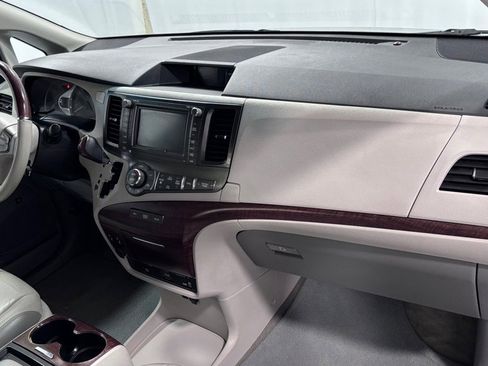 Used 2011 Toyota Sienna Limited w/ Premium Pkg image 17