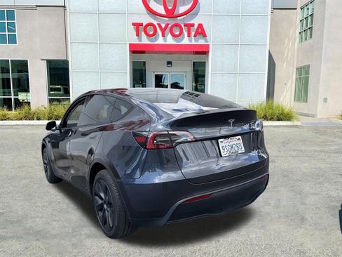 Used 2025 Tesla Model Y Long Range RWD image 6