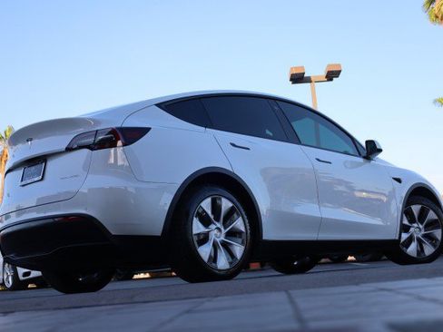 Used 2021 Tesla Model Y Long Range AWD/4WD image 19