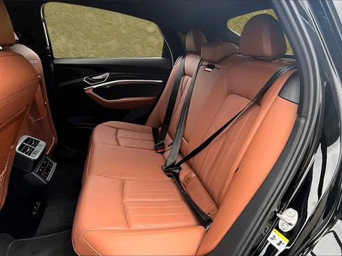 Used 2022 Audi e-tron Premium Plus w/ Premium Plus Package image 25