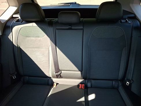 Certified 2025 Volkswagen Taos SE image 19