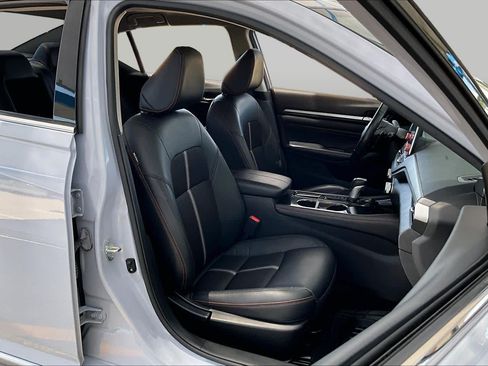 Used 2023 Nissan Altima 2.5 SR FWD image 9