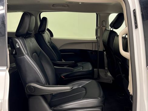 Used 2024 Chrysler Pacifica Limited FWD image 35