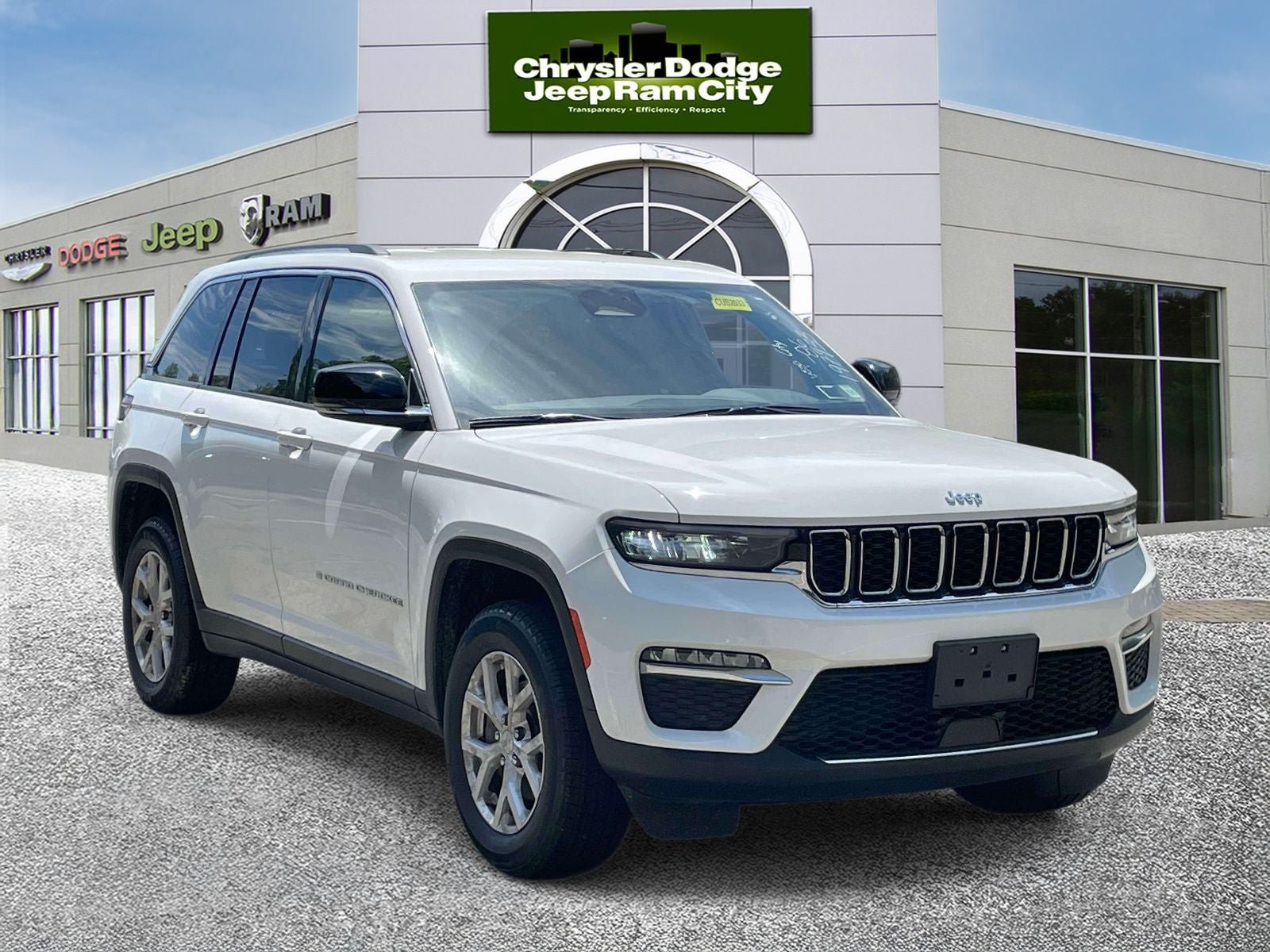 Used 2023 Jeep Grand Cherokee Limited AWD/4WD image 4