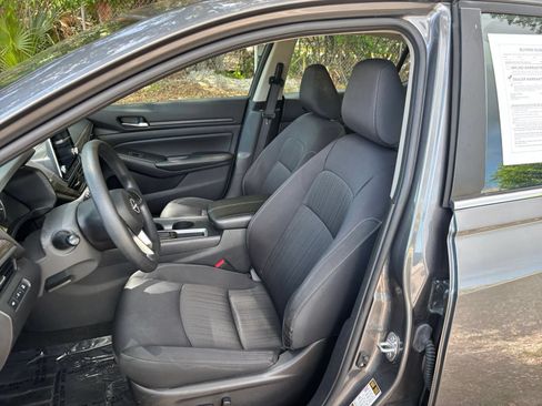 Used 2025 Nissan Altima 2.5 SV FWD image 37