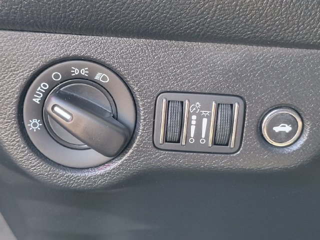 Used 2019 Dodge Challenger SXT RWD image 16