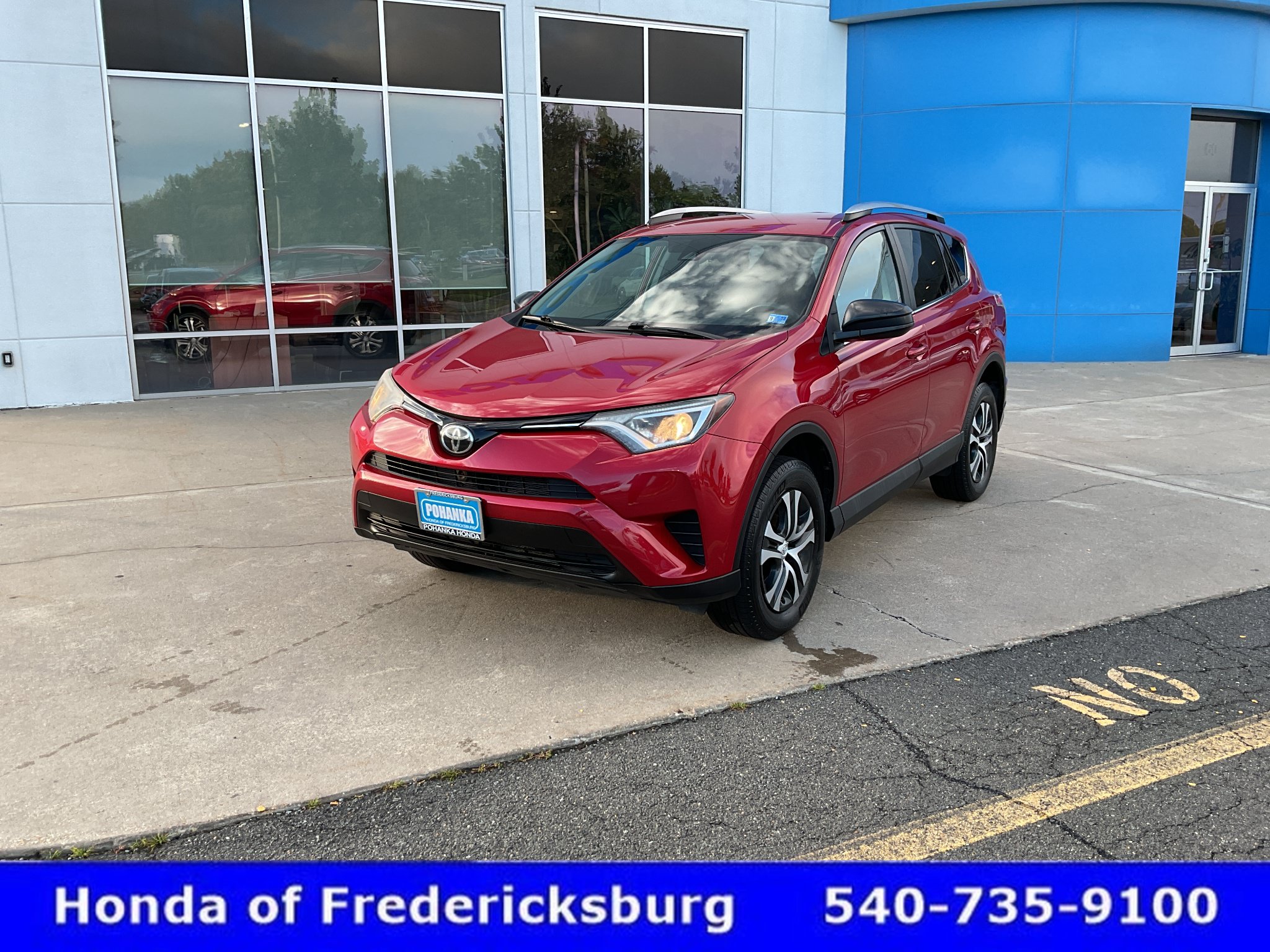 Used 2017 Toyota RAV4 LE AWD/4WD image 2
