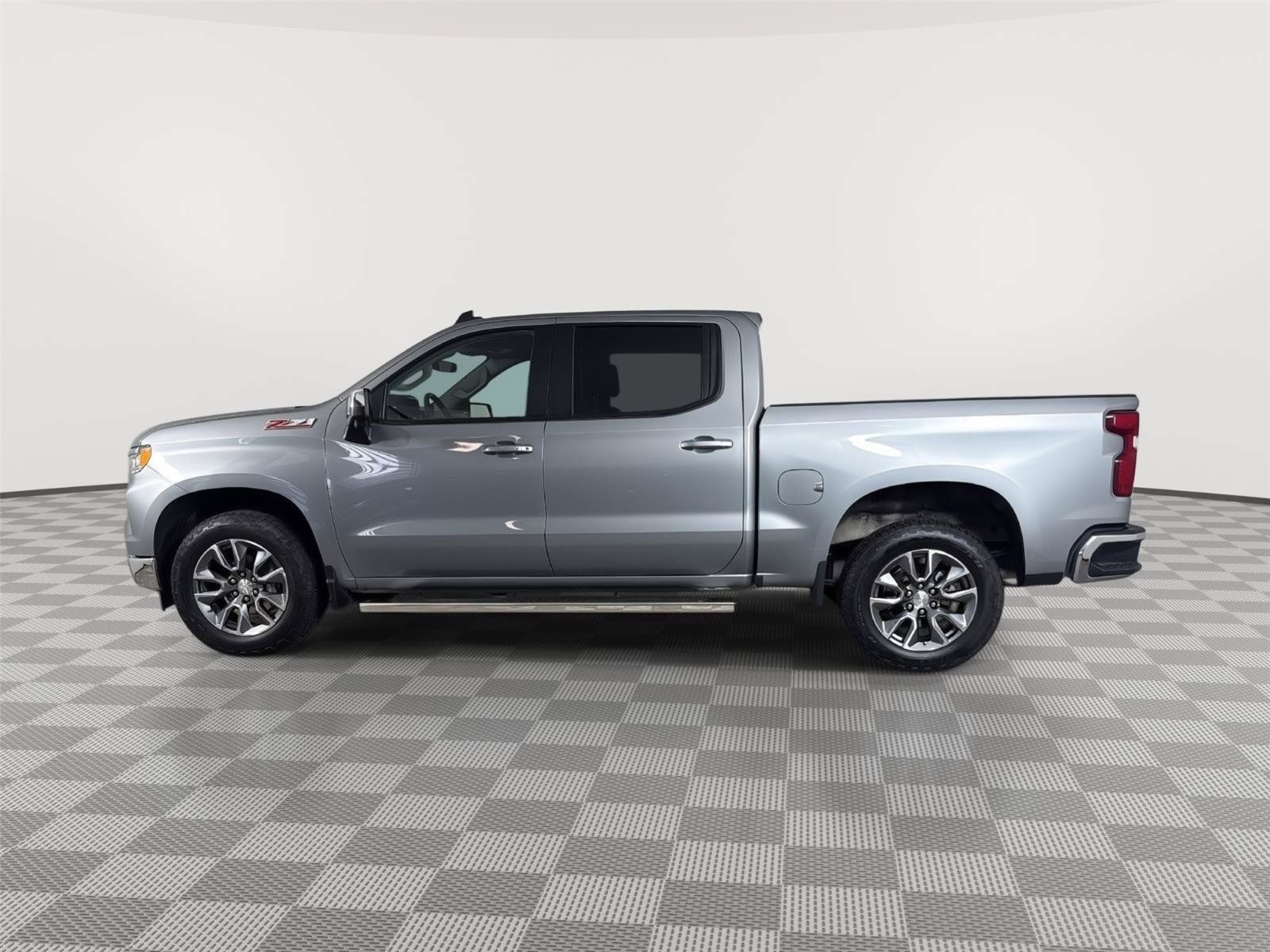 Used 2024 Chevrolet Silverado 1500 LT w/ Z71 Off-Road Package AWD/4WD image 4