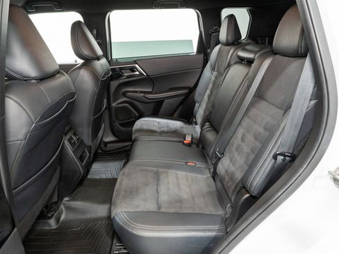 Used 2023 Mitsubishi Outlander SE Black Edition AWD/4WD image 28