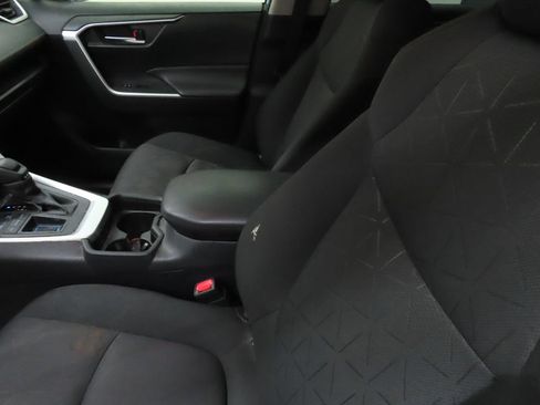 Used 2019 Toyota RAV4 XLE w/ Convenience Package FWD image 18