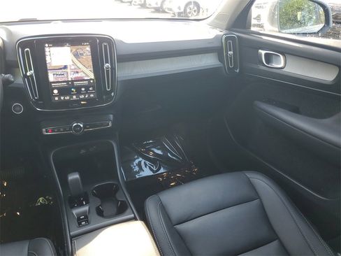 Certified 2025 Volvo XC40 B5 Core image 14
