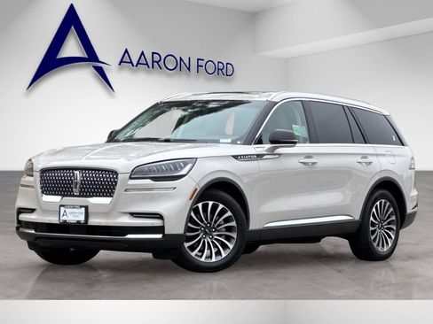 Used 2023 Lincoln Aviator 2WD w/ Premium Package image 2