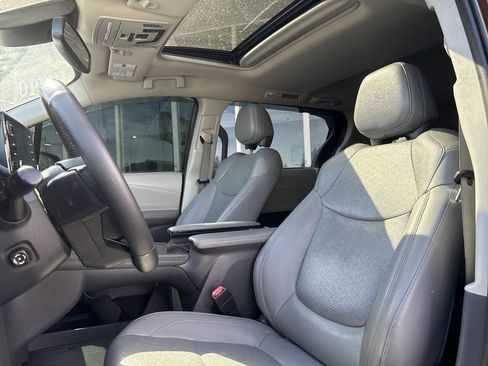 Used 2021 Toyota Sienna Limited image 33