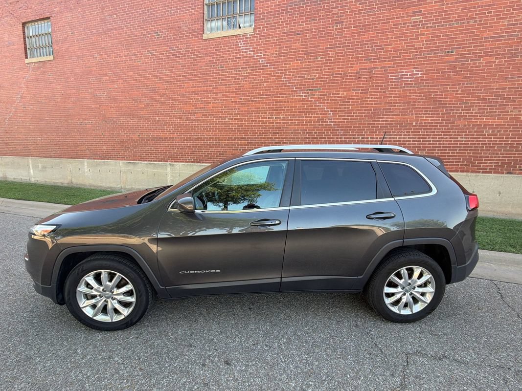 Used 2017 Jeep Cherokee Limited AWD/4WD image 2