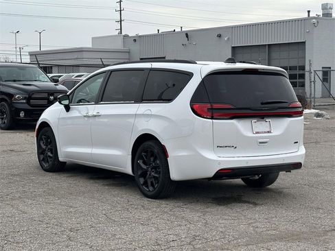 New 2026 Chrysler Pacifica Select image 5