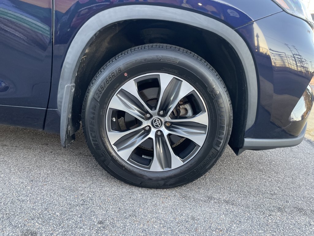 Used 2022 Toyota Highlander XLE AWD/4WD image 14