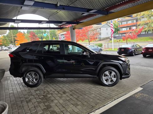 Used 2024 Toyota RAV4 XLE w/ Convenience Package image 4