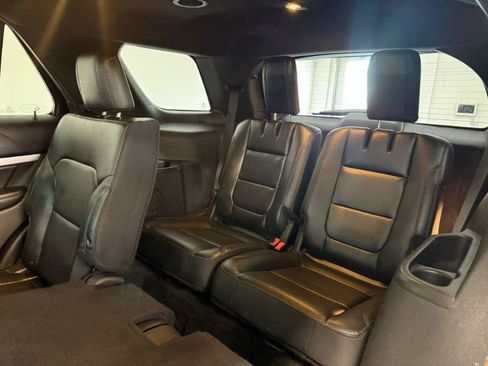 Used 2017 Ford Explorer XLT w/ Equipment Group 202A FWD image 21