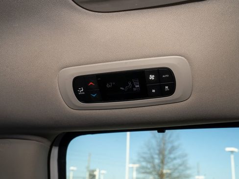 Used 2024 Chrysler Pacifica Touring-L image 9