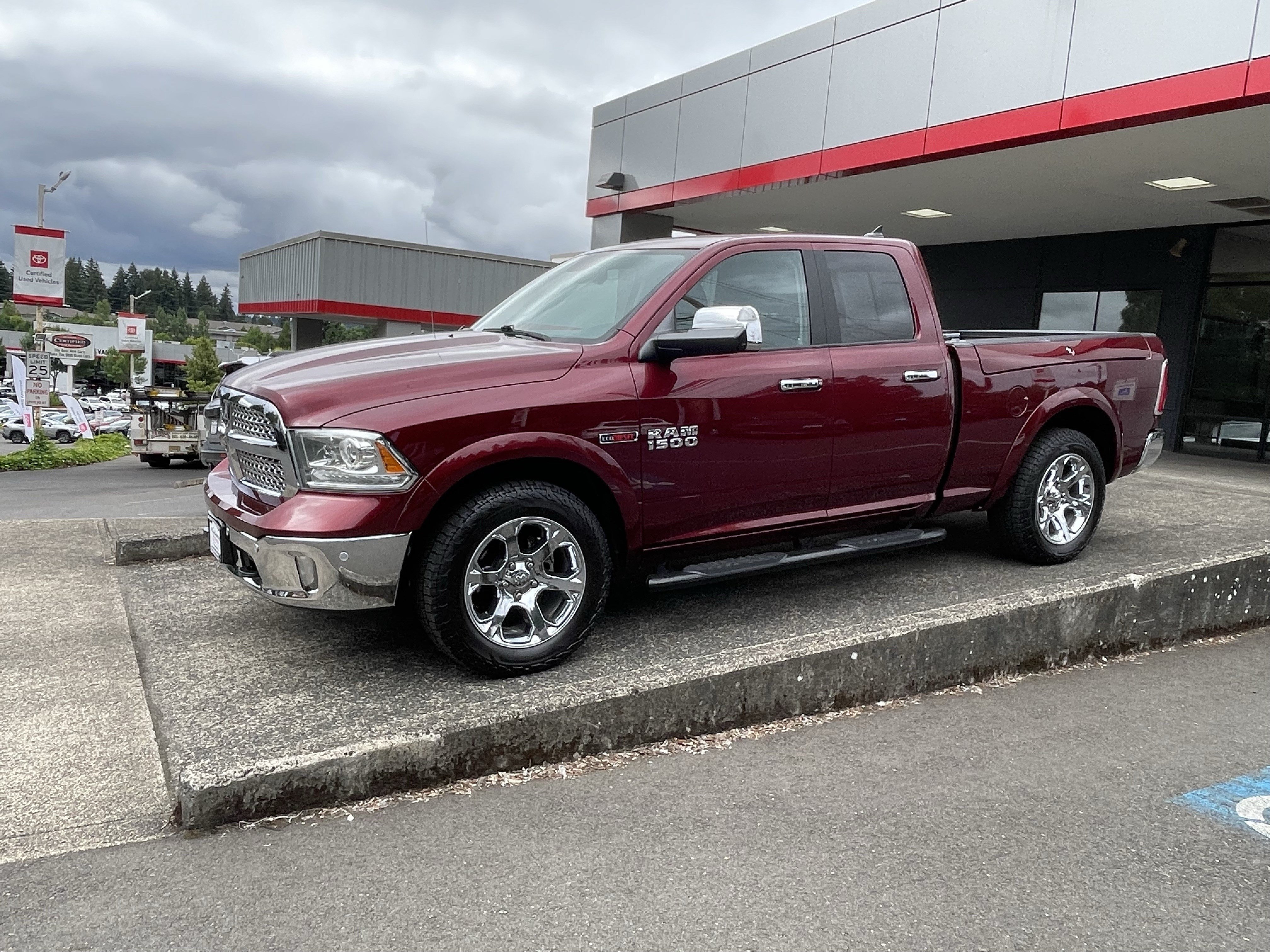 Used 2017 RAM 1500 Laramie w/ Convenience Group AWD/4WD image 4