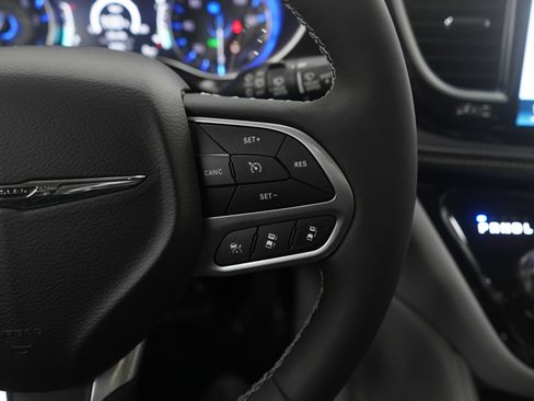 Used 2024 Chrysler Pacifica Limited FWD image 26