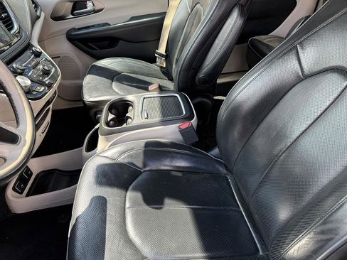 Used 2018 Chrysler Pacifica Limited image 17