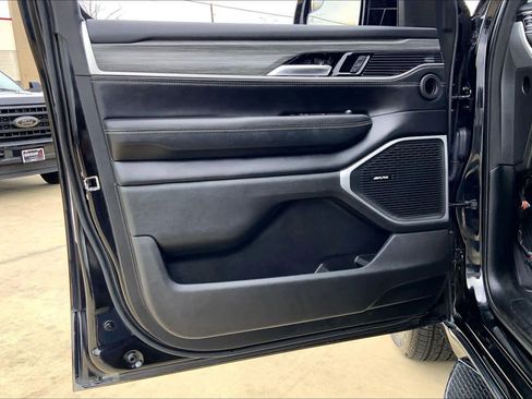 Used 2023 Jeep Wagoneer L Series III w/ Preferred Equipment Group image 21