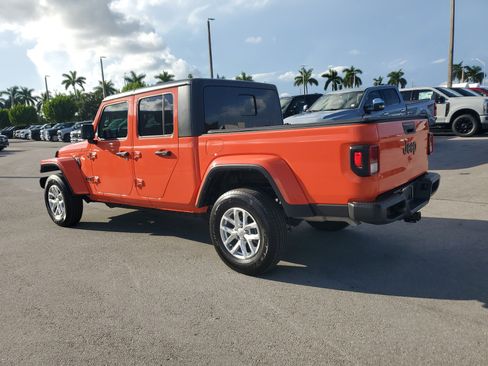 Used 2023 Jeep Gladiator Sport image 7