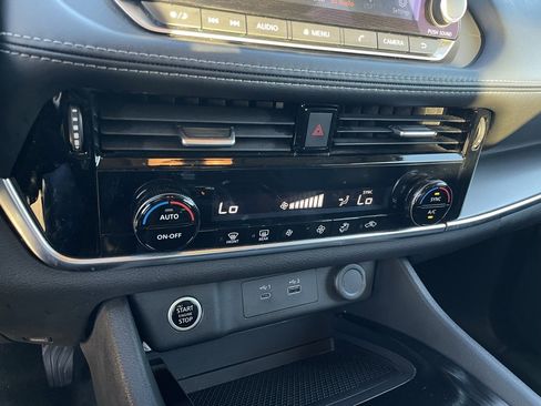 Used 2023 Nissan Rogue SV image 18