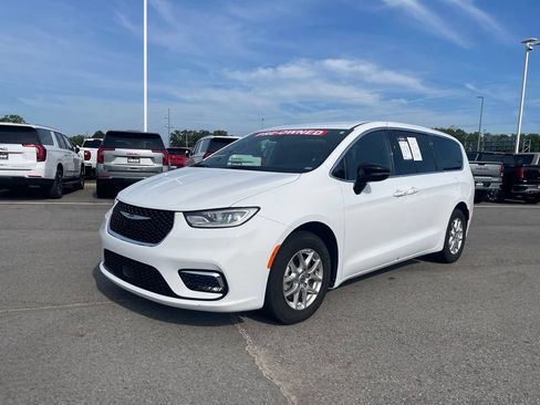 Used 2025 Chrysler Pacifica Select FWD image 3